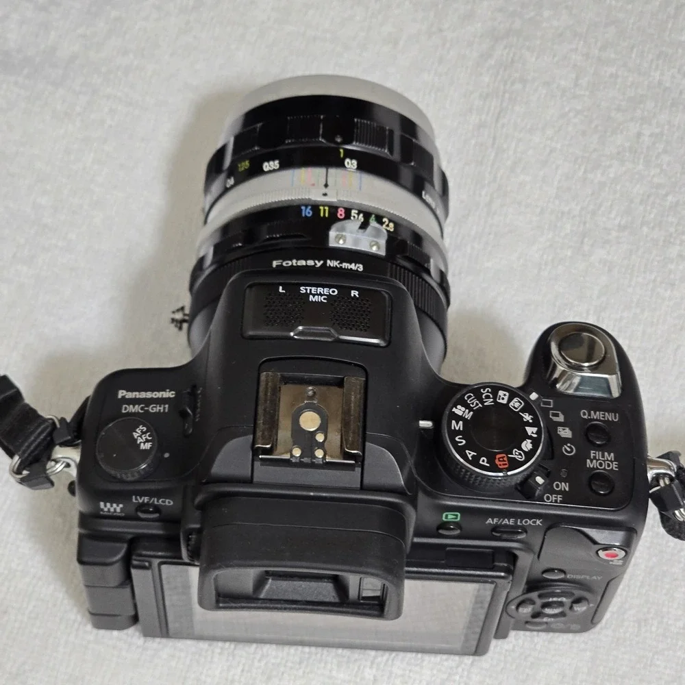 Panasonic Lumix DMC-GH1 Mirrorless Camera Bundle Nikon 35mm f/2.8‎ Lens